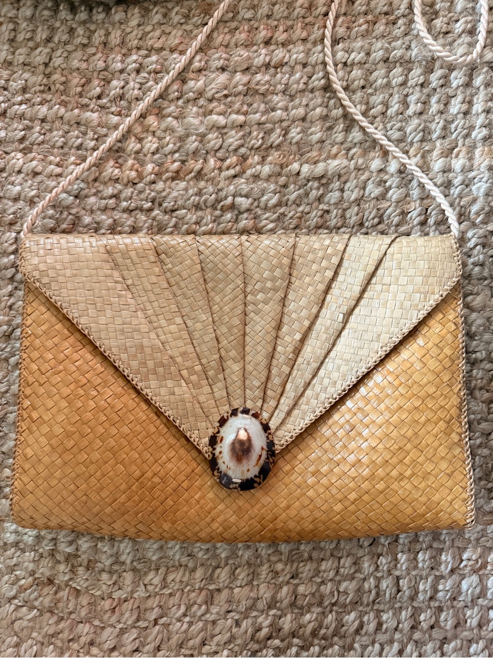 80’s Vintage resort wear Woven Straw Envelope Clutch with Shell Accent closure - Picture 1 of 2